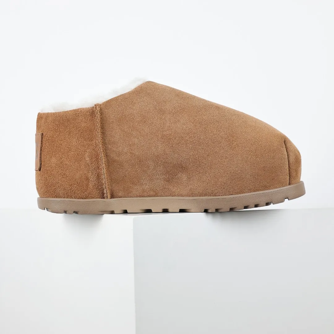 Pick up locally 💰660 Core recommended good price It is a very suitable choice for keeping warm in winter and at home. In the new year, uug has launched a series of styles, which are partial to the preferences of young consumers and have also moved to the forefront of fashion trends. Shoe body material Water-repellent coated suede upper 17mm UGGPURE™ implanted wool insole Lightweight non-slip comfortable rubber outsole With brand LOGO trademark Comes with a full set of packaging Size: 35 36 37 38 39 40